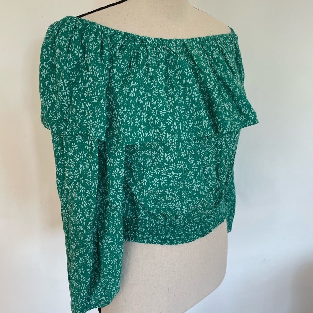 Hollister ruffled off shoulder wide elastic waist green/white floral top, size S - Picture 3 of 5